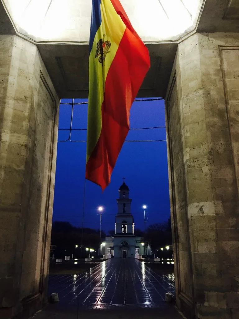 モルドバの首都キシナウにある「凱旋門（勝利の門）」と国旗