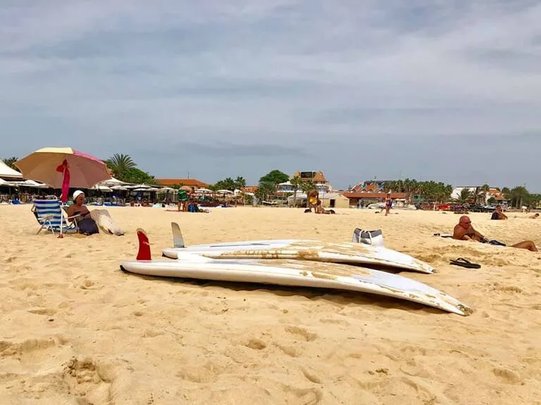 カーボベルデにあるサンタマリアのビーチとサーフボード