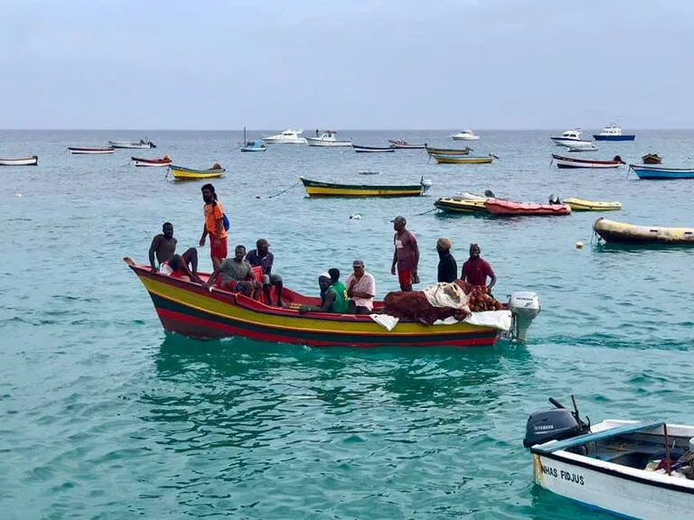 カーボベルデの海に浮かぶ人がたくさん載ったボート