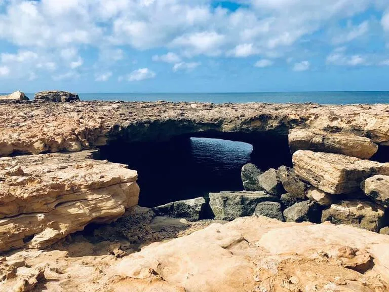 カーボベルデのサル島にあるナチュラルトンネル