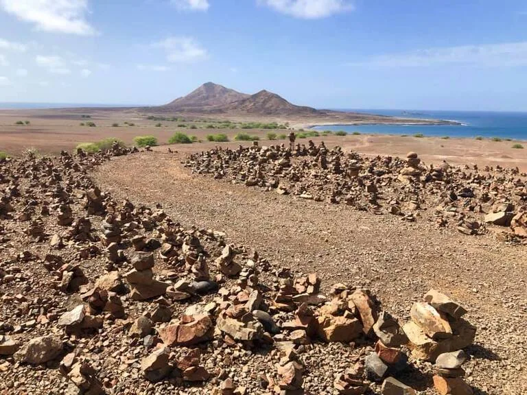カーボベルデの荒涼とした道