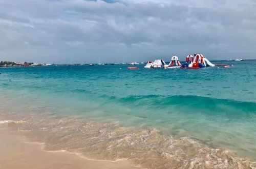 カーボベルデのビーチと海に浮かぶ遊具