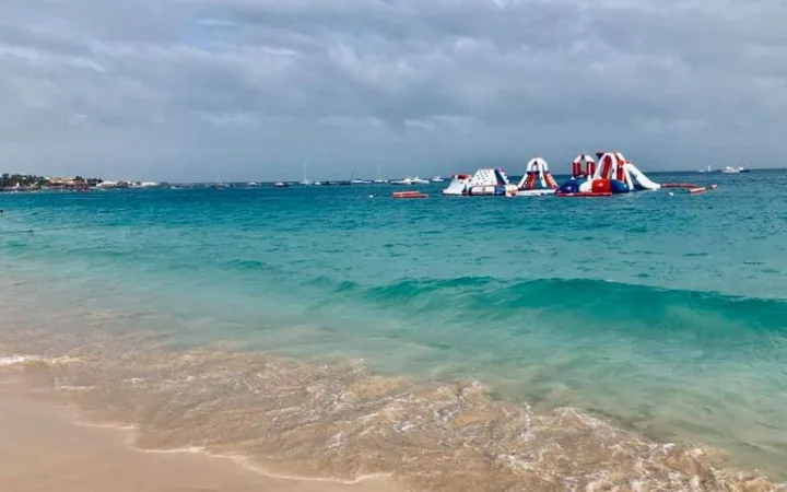 カーボベルデのビーチと海に浮かぶ遊具