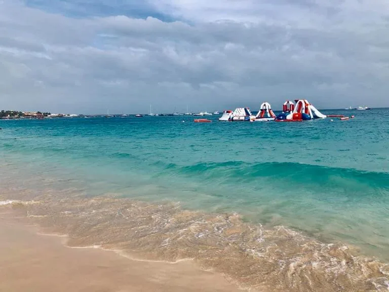 カーボベルデのビーチと海に浮かぶ遊具
