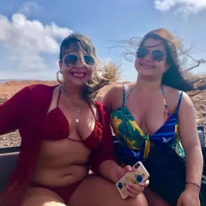 カーボベルデのサル島観光ツアーに参加する女性2人