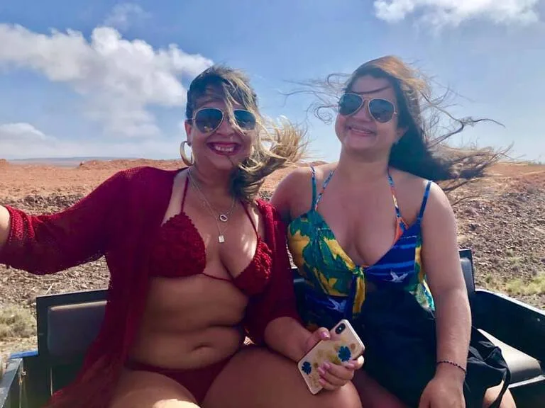 カーボベルデのサル島観光ツアーに参加する女性2人