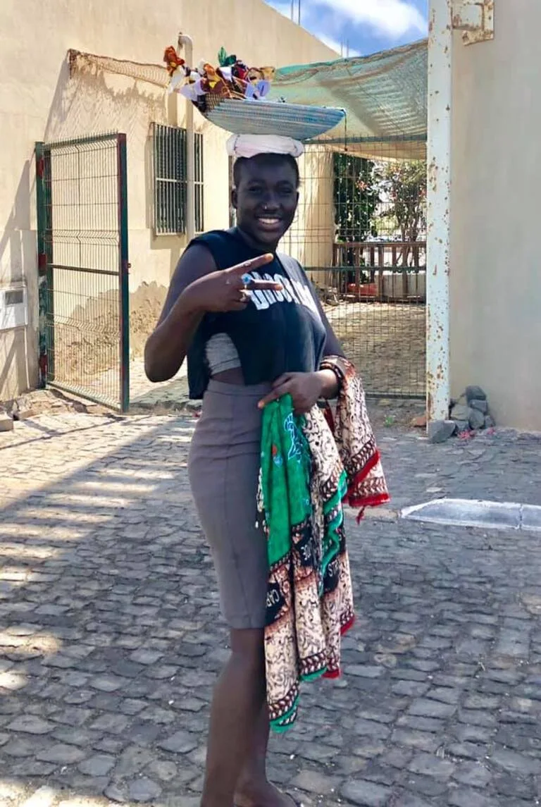 カーボベルデのお土産を売る女性