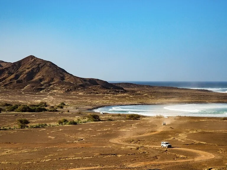 カーボベルデの火山と海