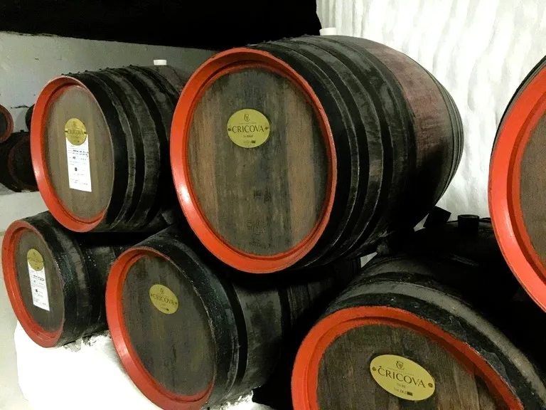 モルドバのクリコバワイナリーのワイン樽