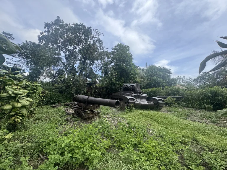 ブーゲンビル島のジャングルに残されたままの戦車