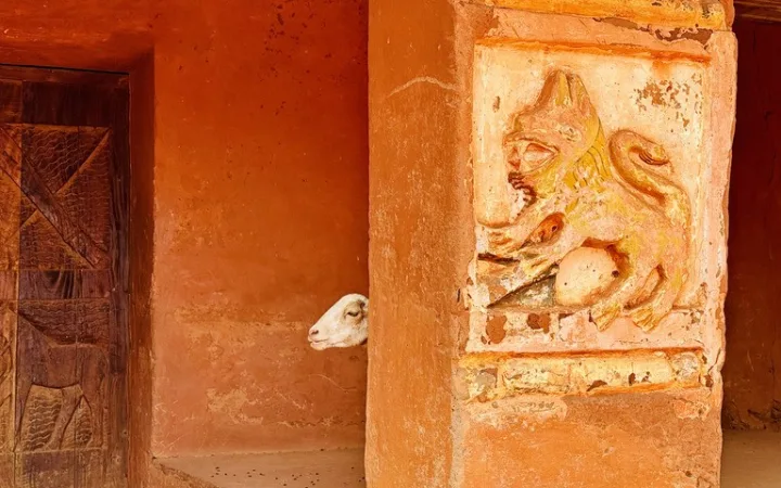 ベナンの世界遺産アボメイ王宮群の建物とヤギ