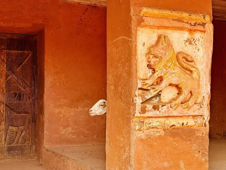 ベナンの世界遺産アボメイ王宮群の建物とヤギ