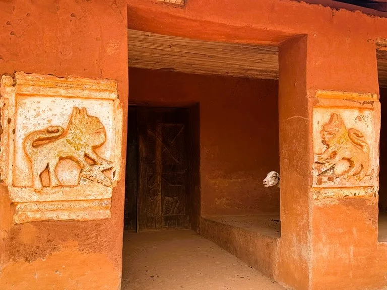 ベナンの世界遺産アボメイ王宮群の建物とヤギ