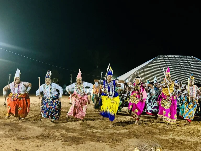ベナンのヴードゥー祭で民族衣装をまとい踊る人々