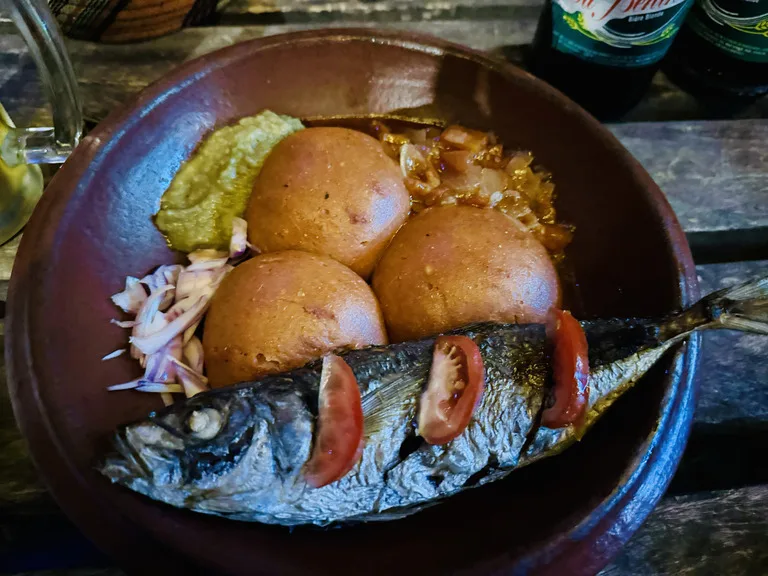 ベナンの郷土料理、パテとグリルした魚