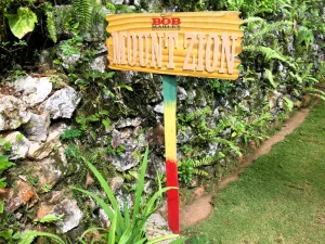ジャマイカのナインマイルにあるボブ・マーリー霊廊の案内板
