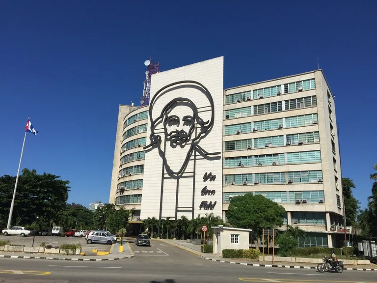 ハバナのRevolution Squareから見るカミロ・シエンフエゴスの壁画(Mural Camilo Cienfuegos)