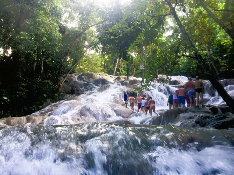 ジャマイカのダンズ・リバー・フォールズ(Dunn's River Falls)