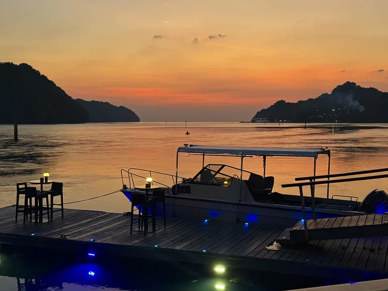 夕陽に照らされるパラオの海