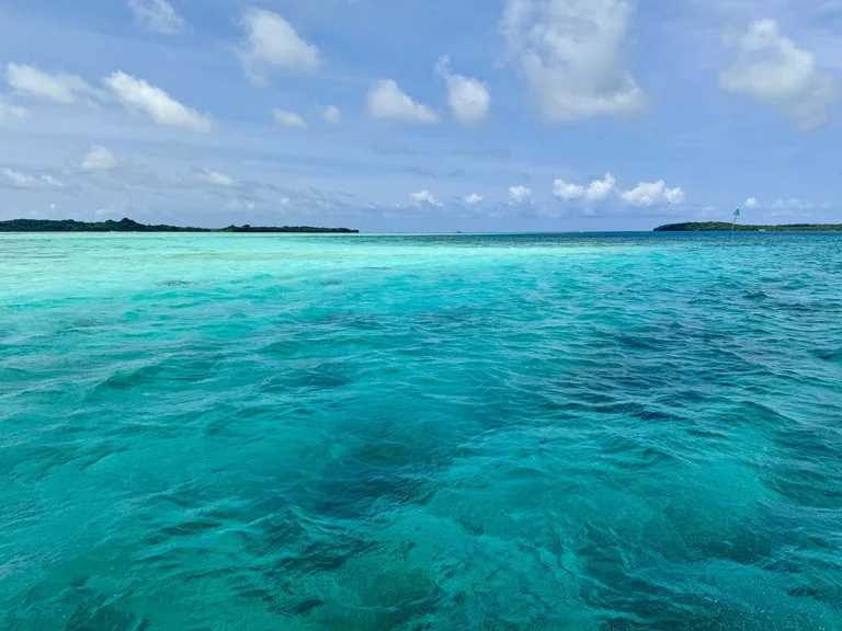 パラオのカヤンゲル島周辺の海