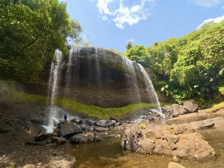 パラオのバベルダオ島にあるNgardmau Waterfalls