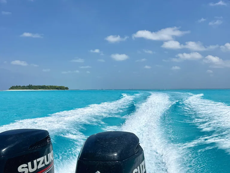 パラオの海とボートの波