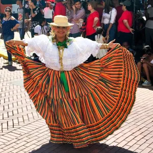 華やかな民族衣装で踊るパナマ独立記念日パレードの参加者