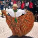 華やかな民族衣装で踊るパナマ独立記念日パレードの参加者