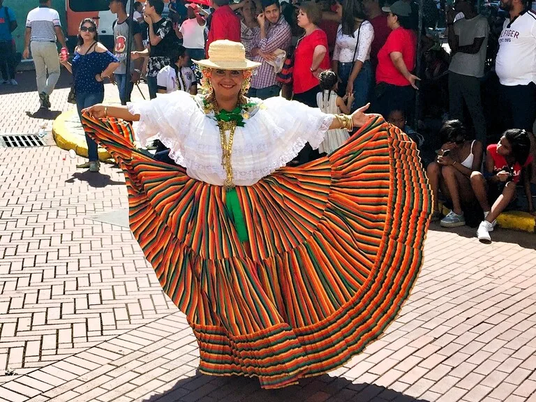 華やかな民族衣装で踊るパナマ独立記念日パレードの参加者
