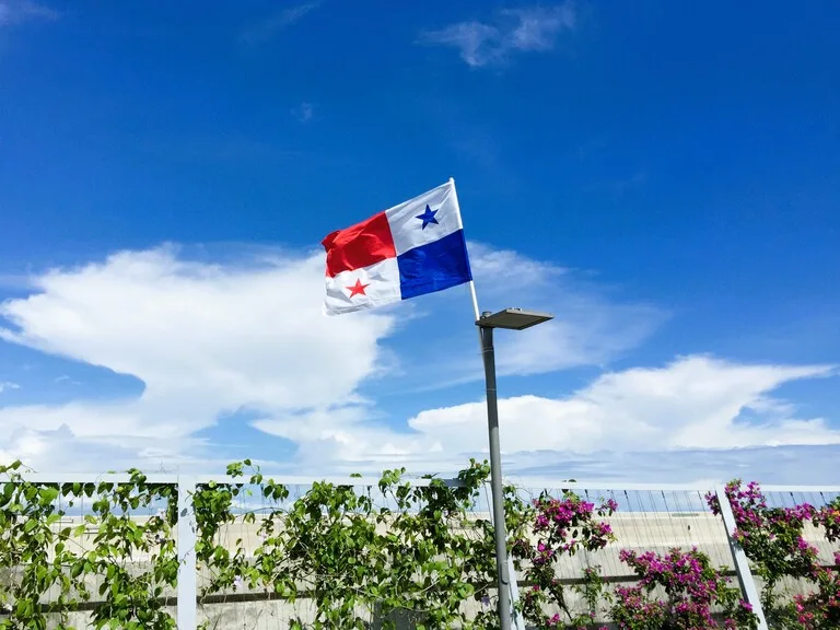 青空にはためくパナマの国旗