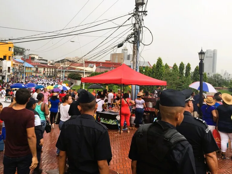 パナマのイベント会場を見回る警察官
