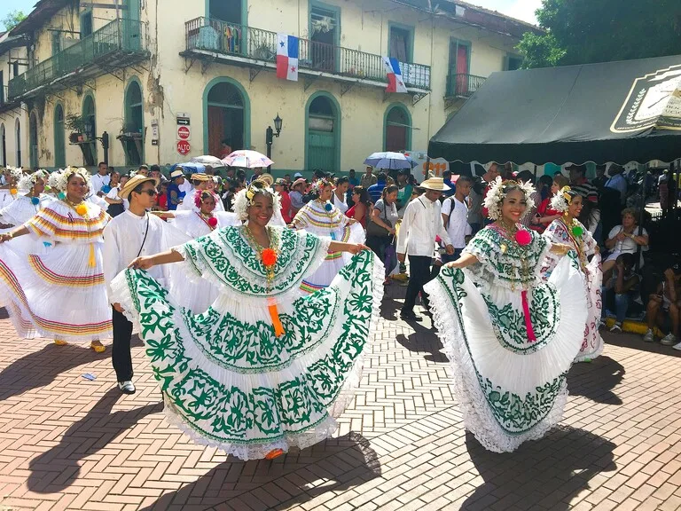 パナマ独立記念日パレードで民族衣装をきて踊る参加者