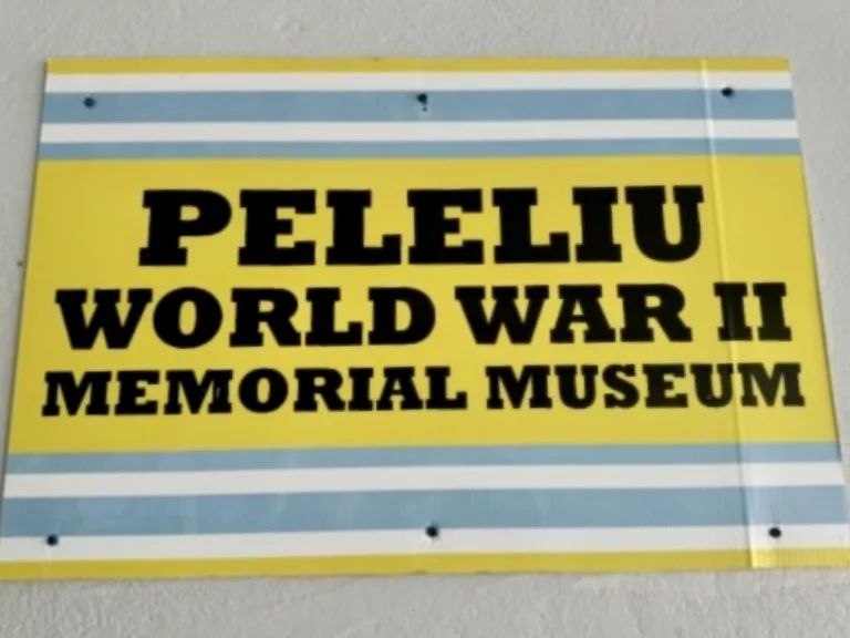 ペリリュー第二次世界大戦記念博物館（Peleliu World War II Memorial Museum）の看板