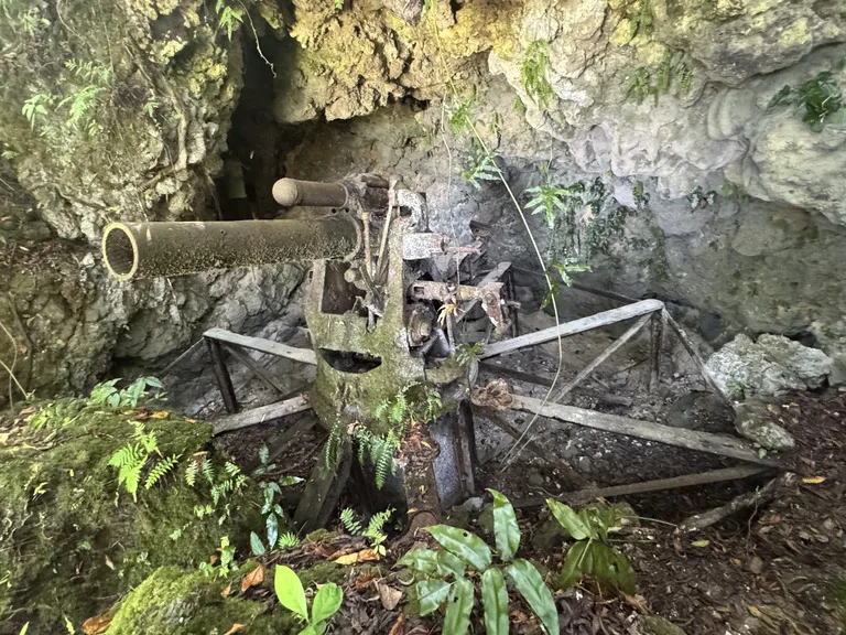 ペリリュー島にある日本軍防空壕・大砲跡（Japanese Military Air-Raid Shelter＆Cannon）