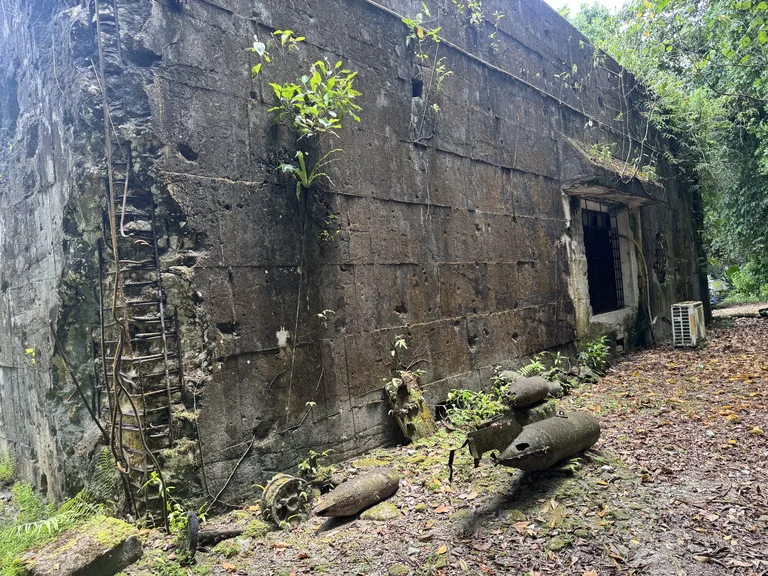 ペリリュー島にある旧日本軍武器庫跡
