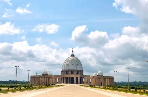 コートジボワールのヤムスクロにある平和の聖母聖堂(Basilica of Our Lady of Peace)
