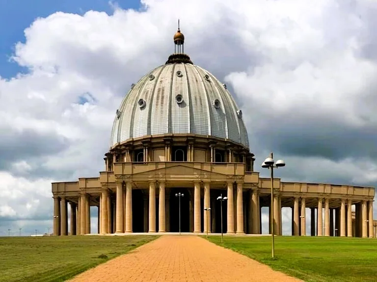 コートジボワールのヤムスクロにある平和の聖母聖堂（Basilica of Our Lady of Peace）