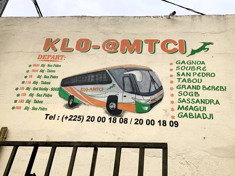 アビジャンにある長距離バス乗り場の看板