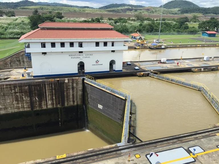 ミラフローレス閘門（Miraflores Locks）
