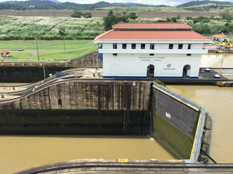 ミラフローレス閘門（Miraflores Locks）