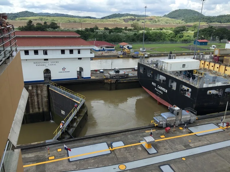 ミラフローレス閘門（Miraflores Locks）