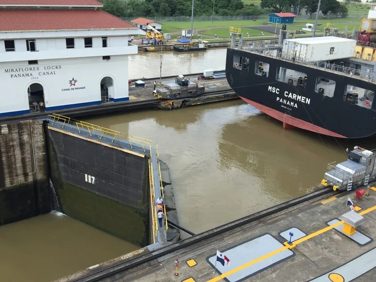 ミラフローレス閘門（Miraflores Locks）