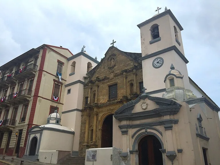 パナマシティのカスコ・ビエホの街並みとエンダラ博物館