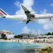 セントマーチンのマホビーチ上空を低空飛行するエールフランス機