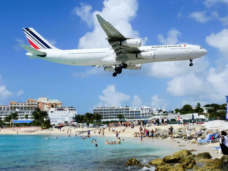 セントマーチンのマホビーチ上空を低空飛行するエールフランス機