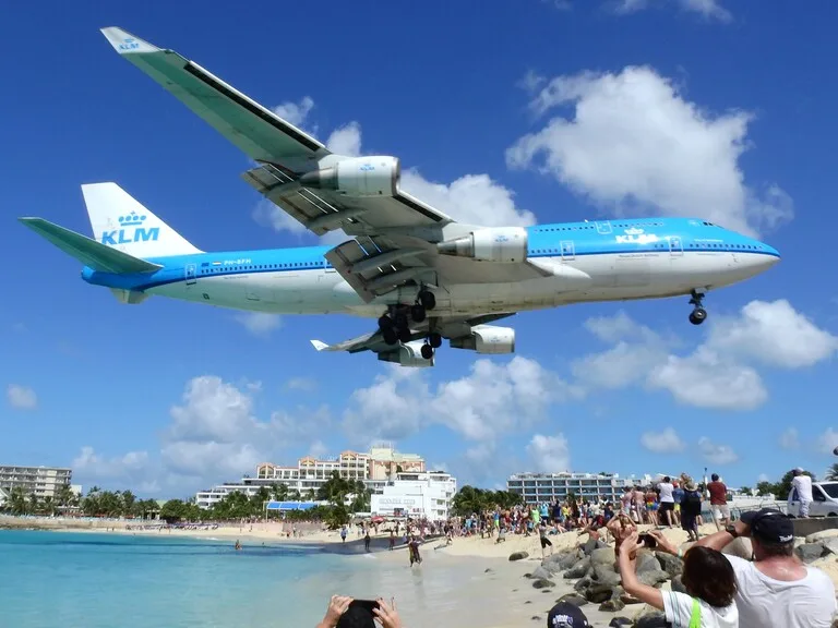 セントマーチンのマホビーチ上空を通過するKLMジャンボ機