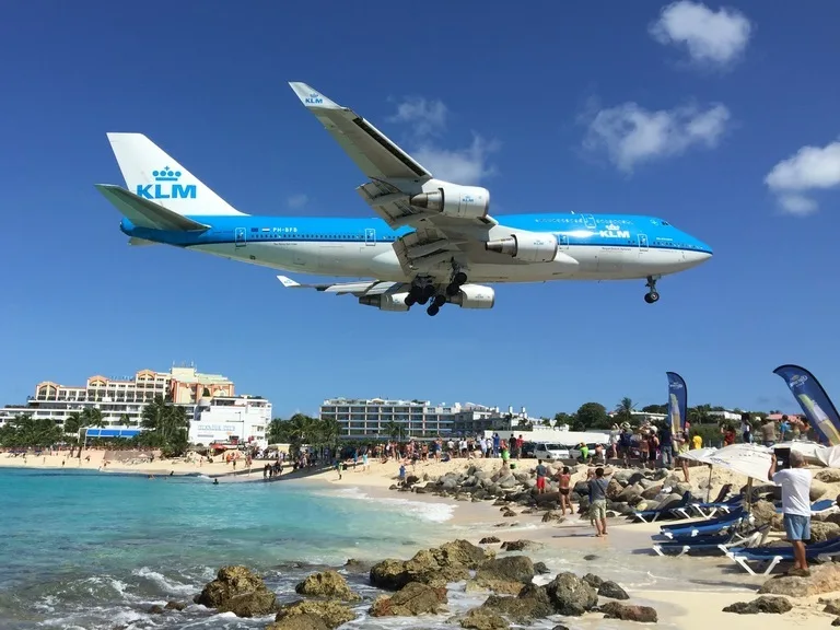 セントマーチンのプリンセス・ジュリアナ国際空港に着陸するKLMジャンボ機