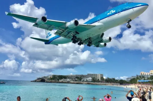 セントマーチンのマホビーチ上空を通過するKLMジャンボ機