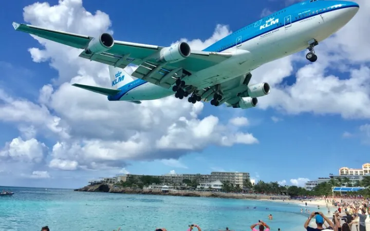 セントマーチンのマホビーチ上空を通過するKLMジャンボ機