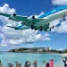 セントマーチンのマホビーチ上空を通過するKLMジャンボ機